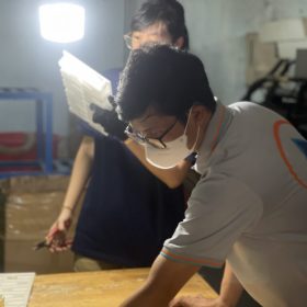 Công nhân xưởng Trí Việt Phát sản xuất khuôn đúc con kê bê tông